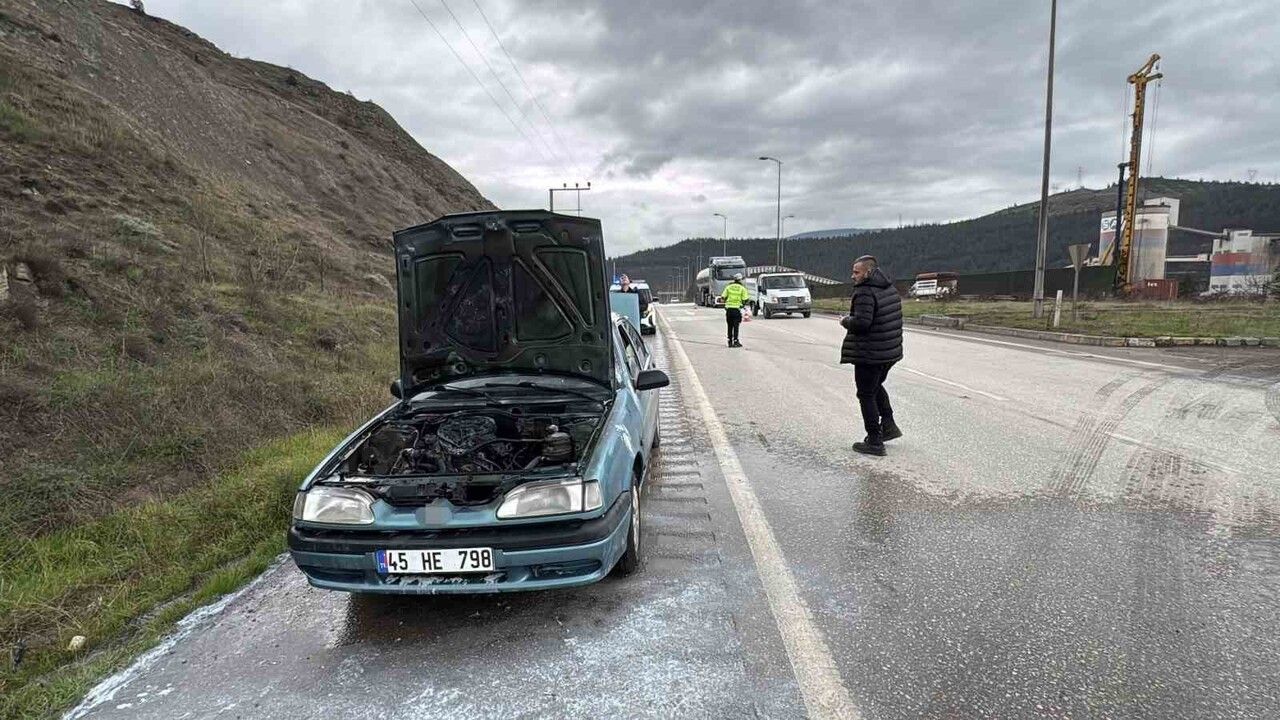 Karabük'te Seyir Halindeki Otomobilin Motorunda Çıkan Yangın Söndürüldü