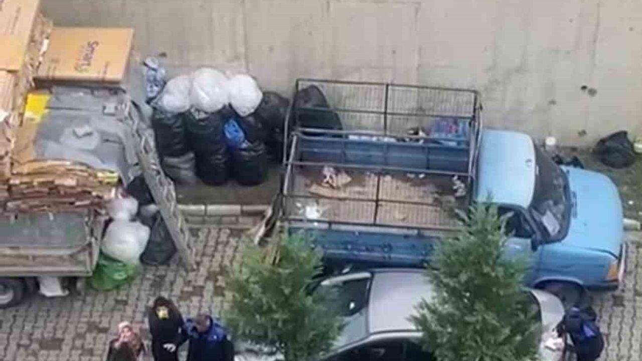 Karabük'te site içinde karton istifleyen anne ve oğlu zabıta ekiplerine saldırdı