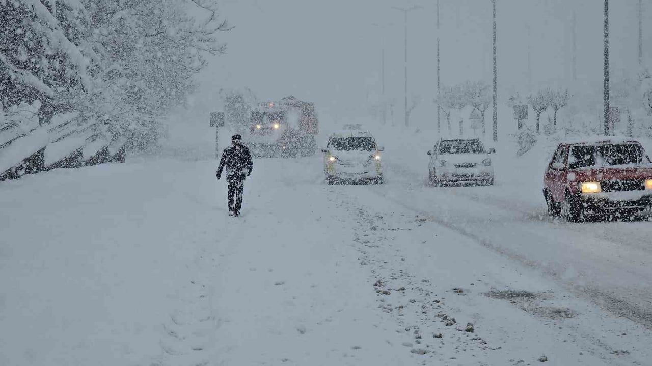 Karabük’te yoğun kar ve buzlanma riski nedeniyle eğitime 3’üncü gün ara