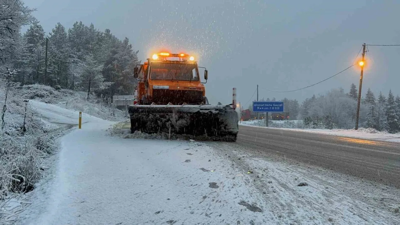 Karabük'ün yüksek kesimleri beyaza büründü — Karabük-Bartın kara yolunda kar yağışı ve çalışmalar sürüyor