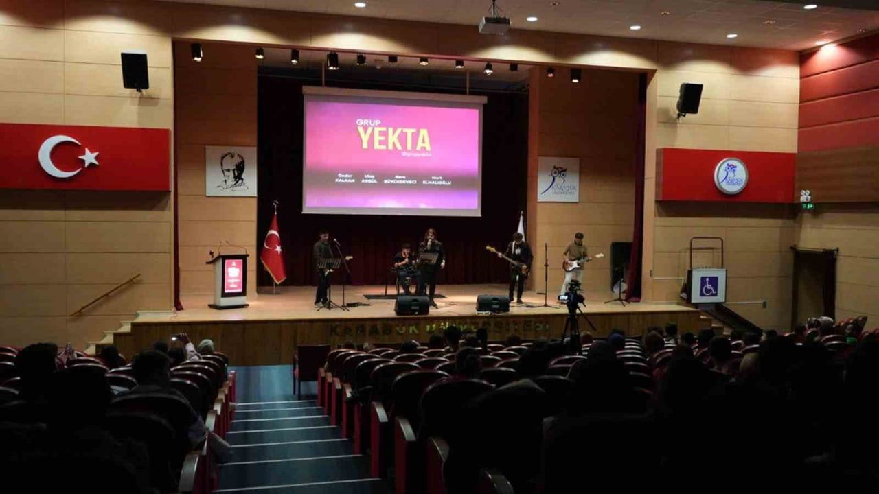 Karabük Üniversitesi'nde Grup Yekta Konseri 15 Temmuz Şehitler Konferans Salonu'nda Gerçekleşti