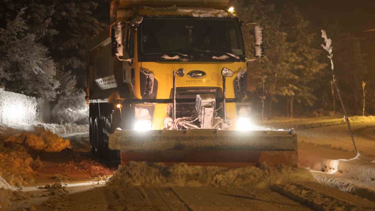 Karabük ve Safranbolu'da karla mücadele: Belediyeler kar küreme ve tuzlama çalışmalarını sürdürüyor