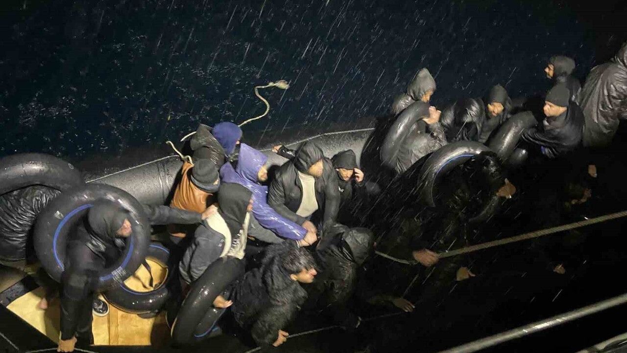 Karaburun açıklarında motoru arızalanan lastik bottaki 26 göçmen sahil güvenlik tarafından kurtarıldı