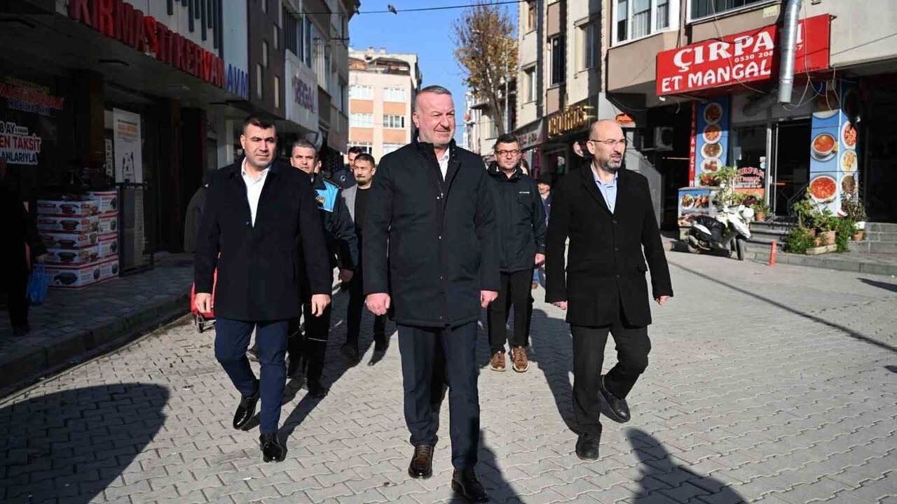 Karacabey Belediye Başkanı Fatih Karabatı saha incelemelerinde: Sevgi Yolu ve Ömer Matlı Pazaryeri