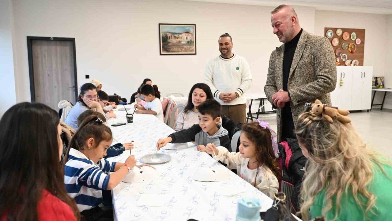 Karacabey'de Anne-Çocuk Maske Boyama Atölyesi: Aileler Ergün Koç Kültür Merkezi'nde Buluştu