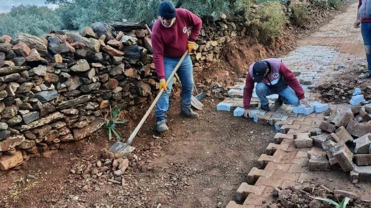 Karacasu'da Yazır Mahallesi yollarında bakım çalışması başladı
