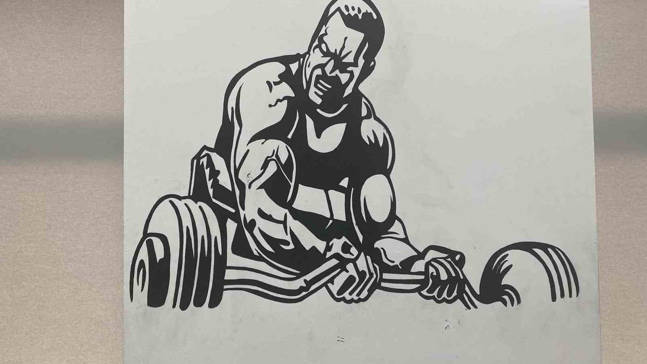 Karacasu Kapalı Spor Salonu için çizim yapan öğrenci Arafat Ercan plaketle onurlandırıldı