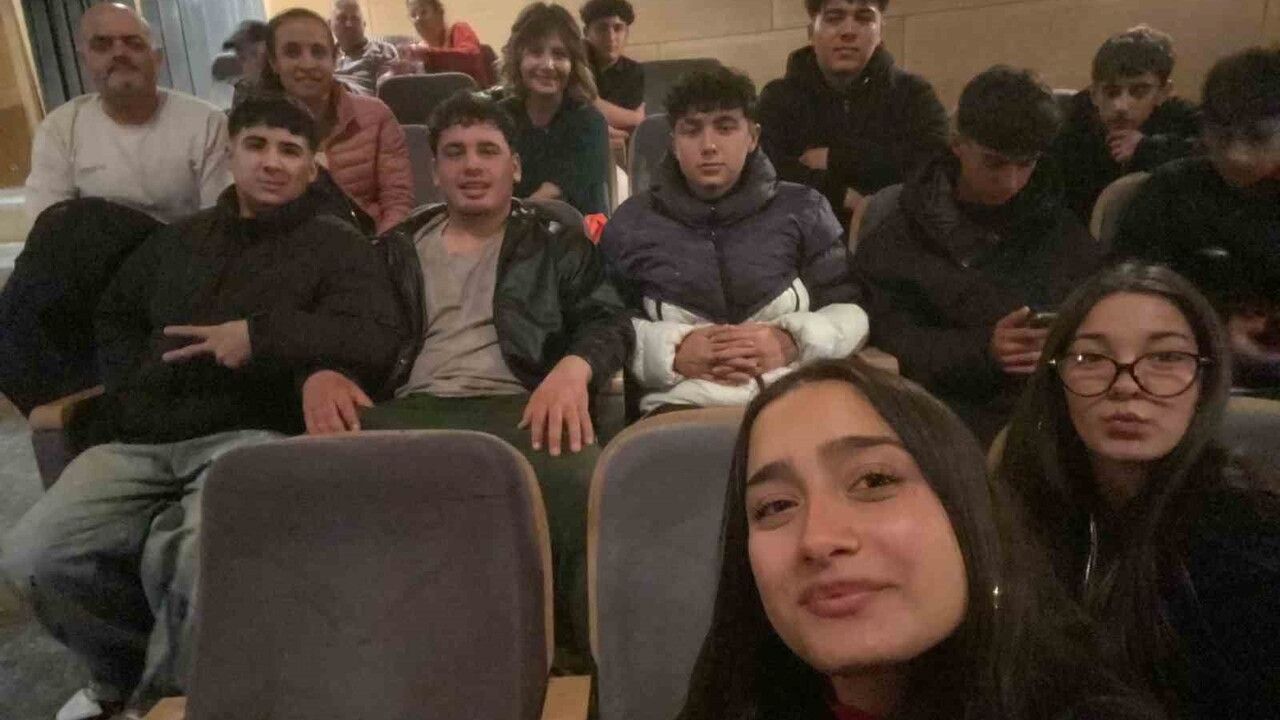 Karacasu öğrencileri 'İlçemizde Tiyatro Bilmeyen Kalmasın' ile İzmir Devlet Tiyatrosu'nda buluştu