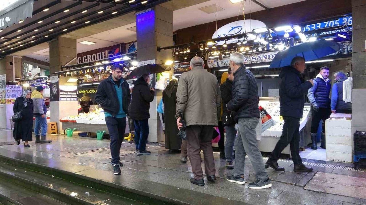 Karadeniz'de hamsi bolluğu sürüyor; mezgit tezgâhlarda 3-4 gündür görünmüyor