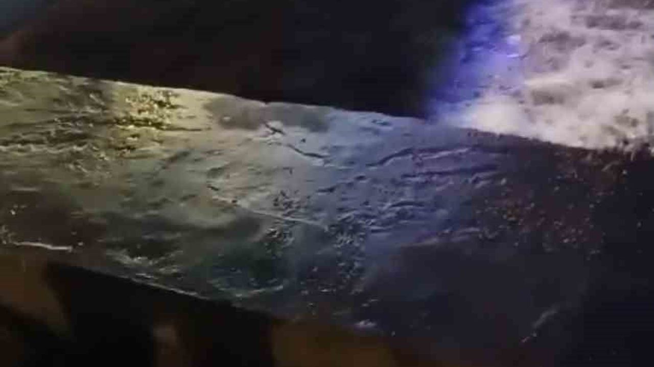 Karadeniz Ereğli'de fırtınada karaya oturan teknenin köprüye çarpma anları görüntülendi