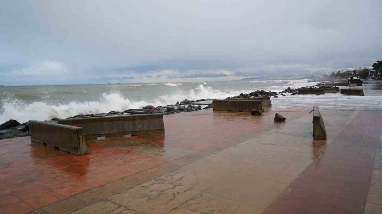 Karadeniz fırtınası Atakum Körfezi'nde sahil taşkınlarına yol açtı