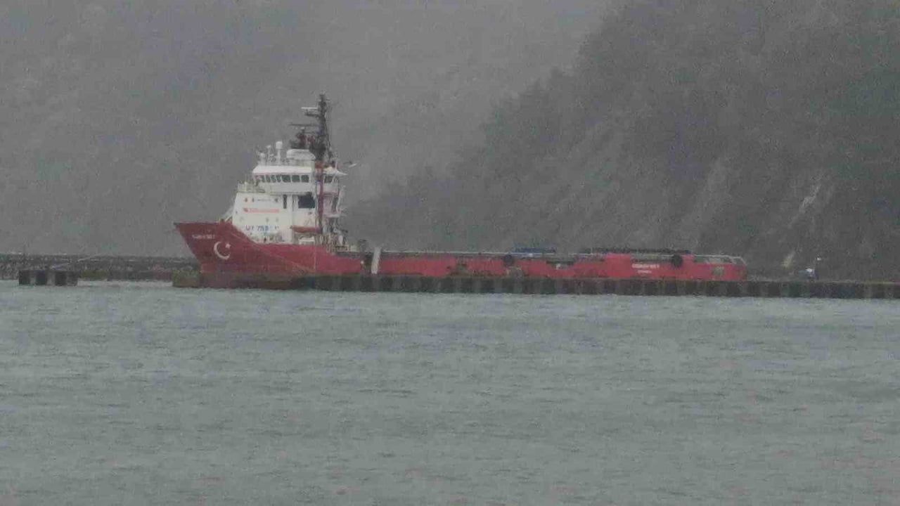 Karadeniz fırtınası: Doğal gaz sondaj gemileri Amasra Limanı'na sığındı