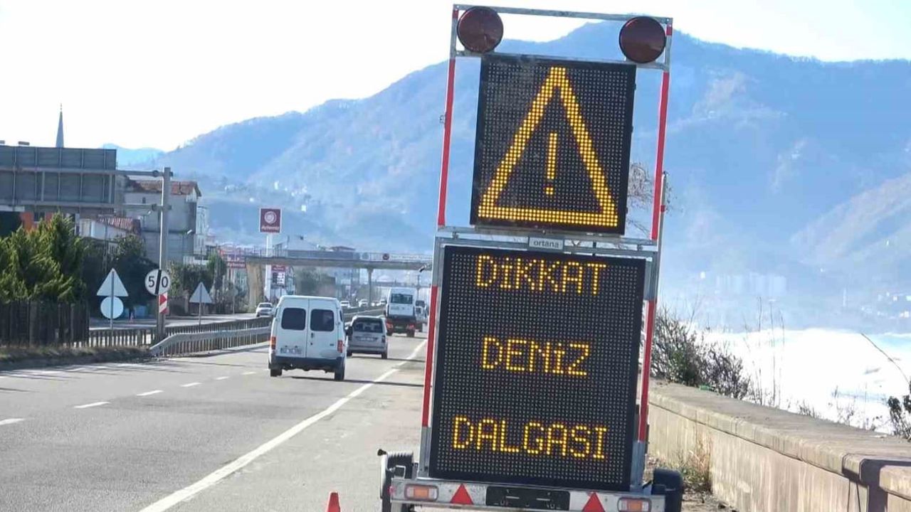 Karadeniz Sahil Yolu'nda dalga ve fırtına uyarısı: Giresun'da sürücülere dikkat çağrısı