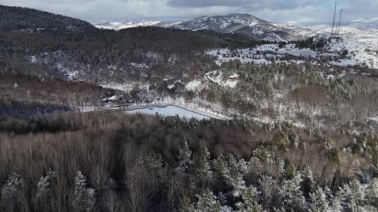 Karagöl Tabiat Parkı karla kaplandı, gölün yüzeyi buz tuttu