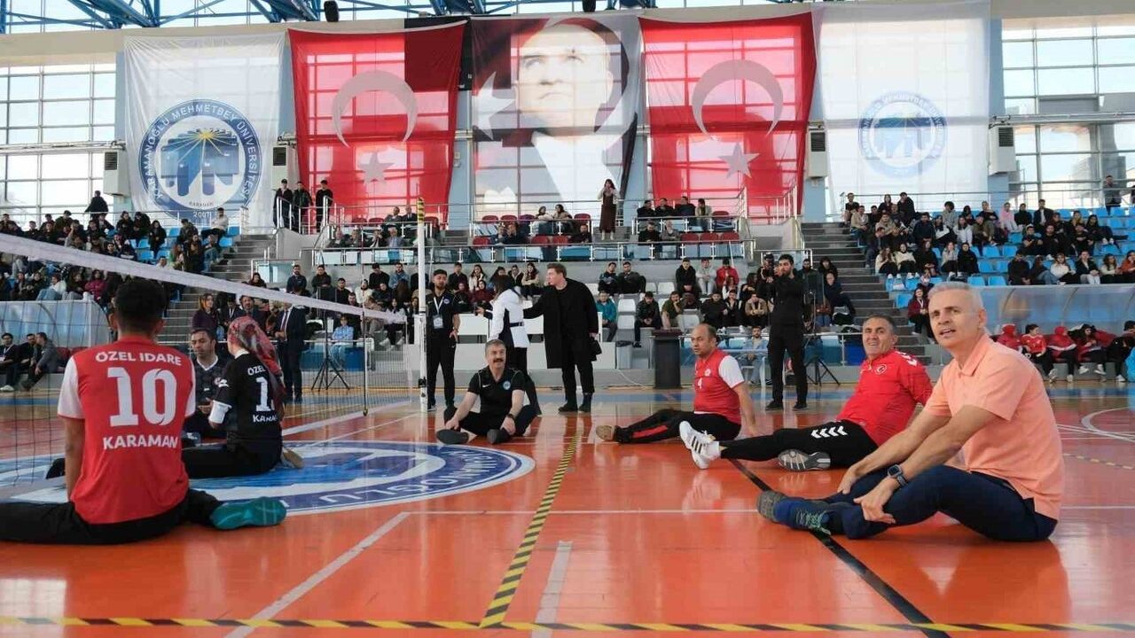 Karaman'da 3 Aralık Dünya Engelliler Günü'nde protokol üyeleri engelli sporcularla oturarak voleybol oynadı