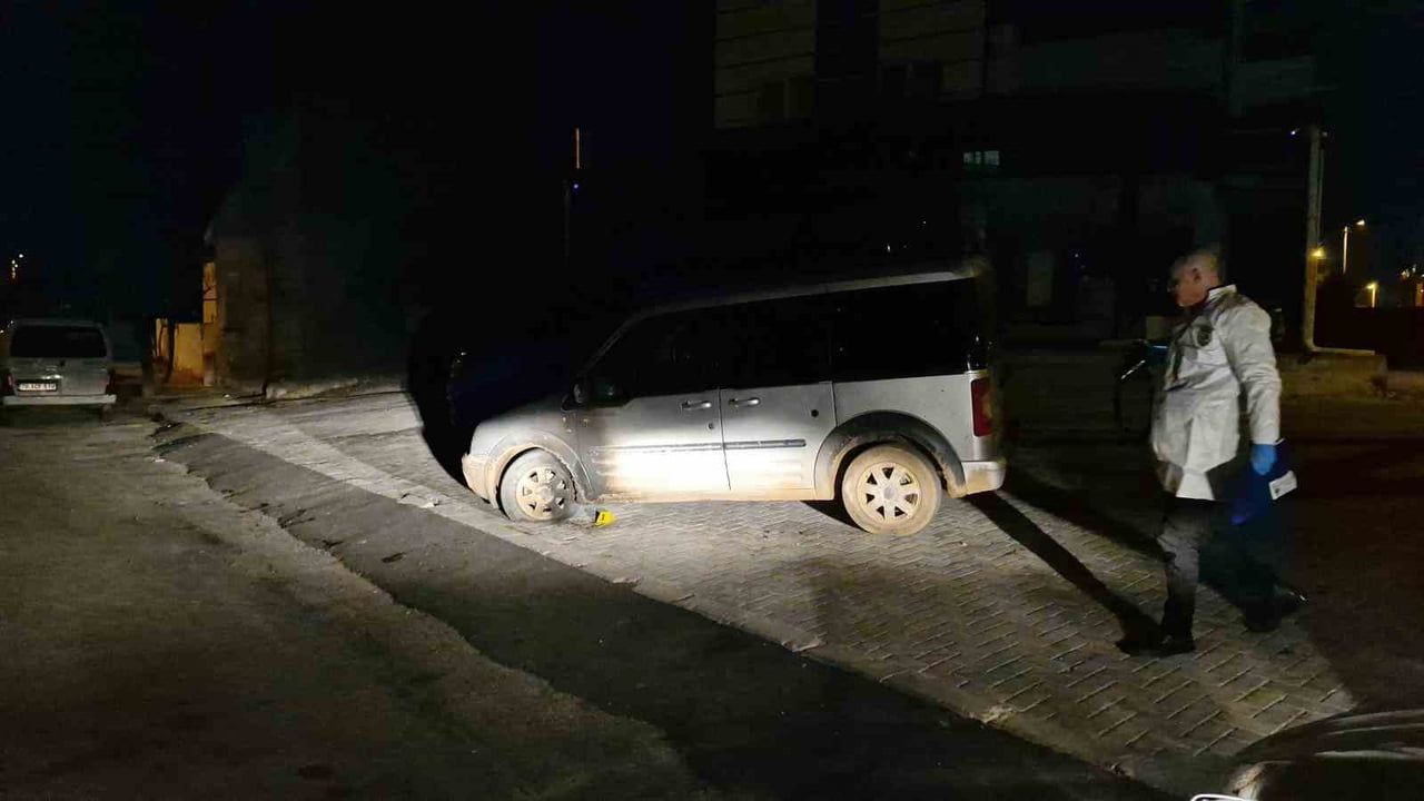 Karaman'da hafif ticari araç kundaklandı; alevler erken müdahaleyle söndürüldü