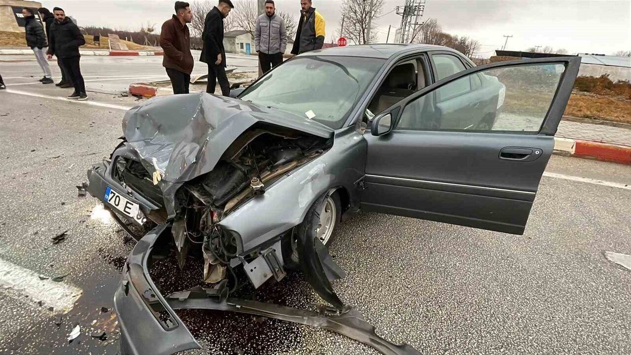 Karaman'da iki otomobil kavşakta çarpıştı: 2 sürücü yaralandı
