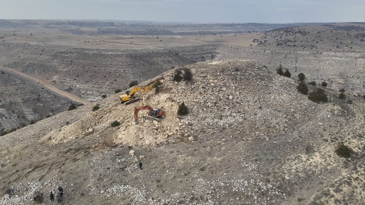 Karaman’da jandarma operasyonu: Kepçe ile kaçak kazı yapan 14 kişi suçüstü yakalandı