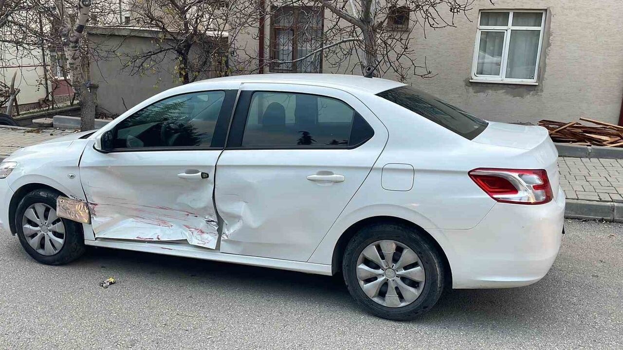 Karaman'da kavşakta iki otomobil çarpıştı: 3 kişi yaralandı