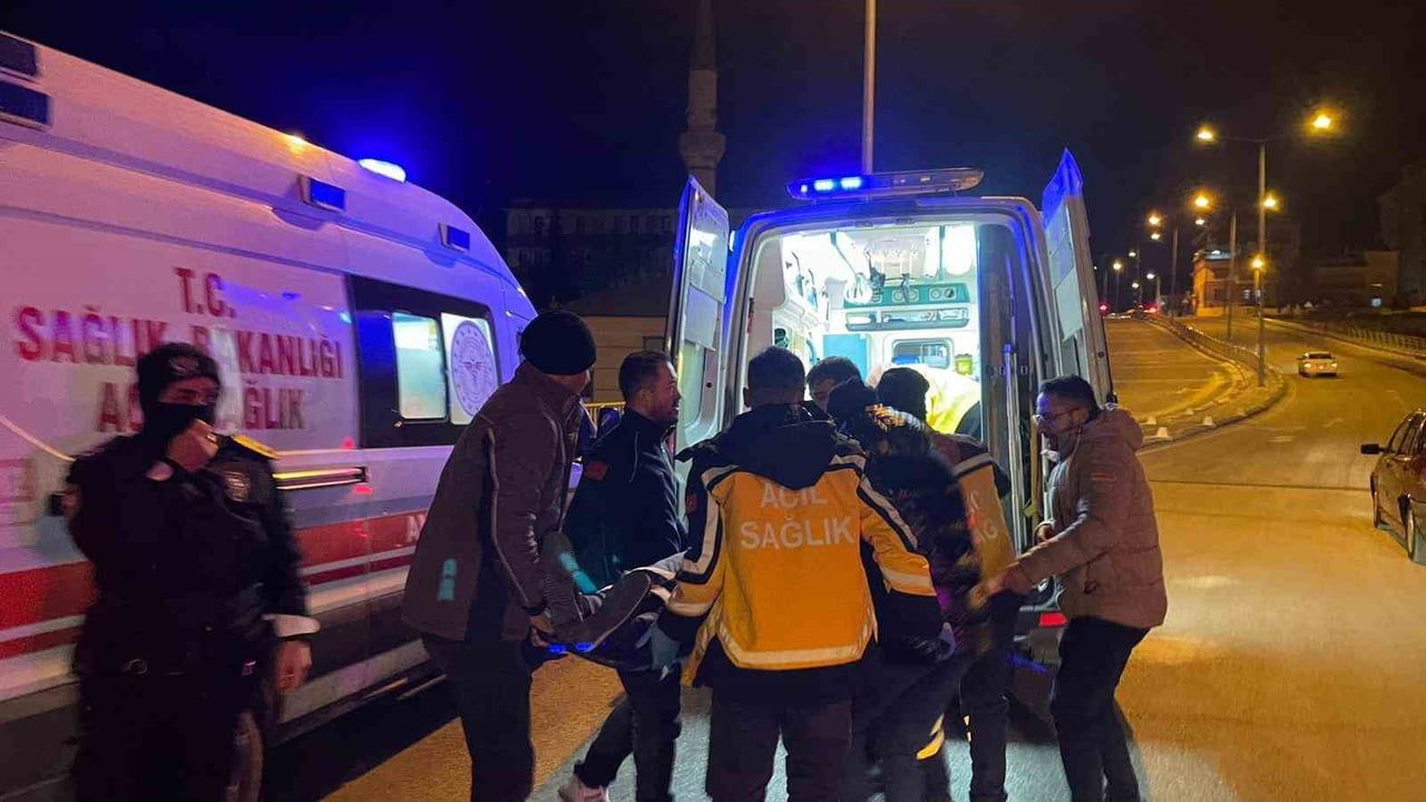 Karaman'da kavşakta iki otomobil çarpıştı: 3 yaralı