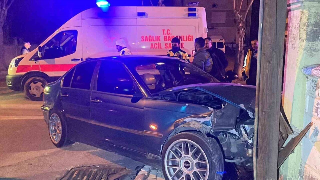 Karaman'da kavşakta iki otomobil çarpıştı: 5 kişi yaralandı