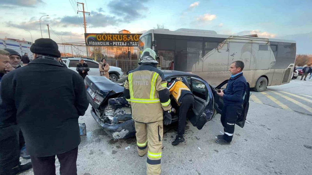 Karaman'da kavşakta kamyon otomobile çarptı: 2 kişi yaralandı