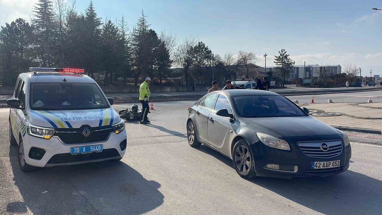 Karaman'da kavşakta otomobille motosiklet çarpıştı: Sürücü hastaneye kaldırıldı