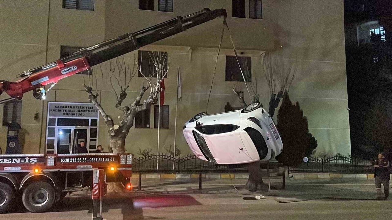 Karaman’da park halindeki araçlara çarpan otomobil devrilerek ters döndü