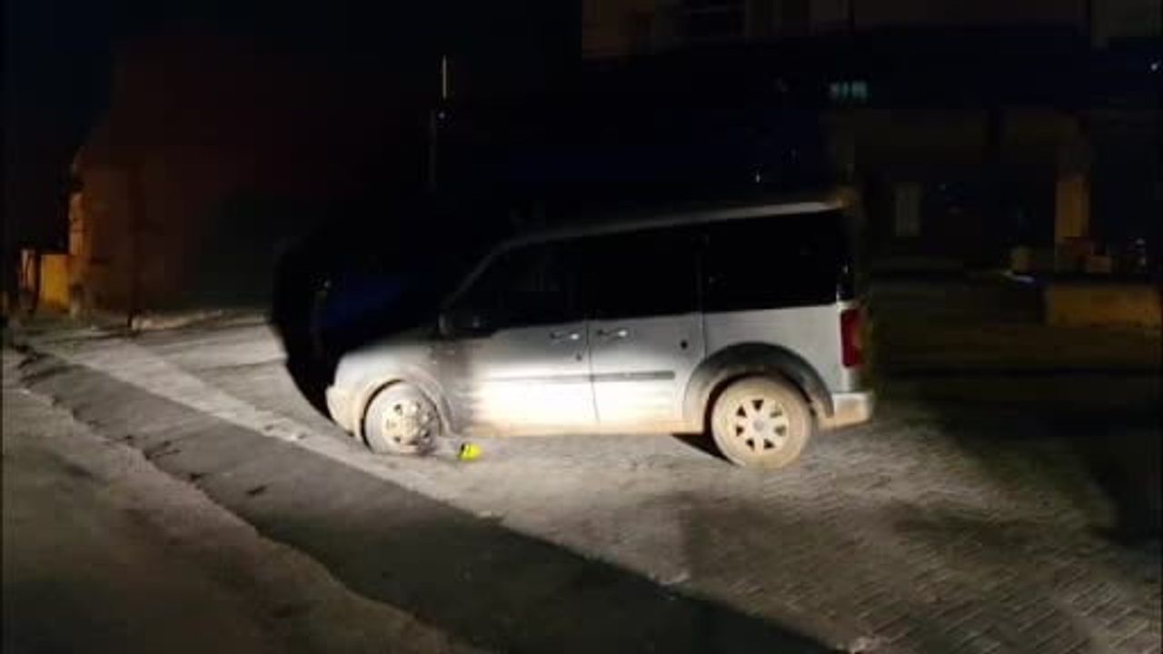 Karaman'da park halindeki hafif ticari araca kundaklama girişimi; itfaiye zamanında müdahale etti