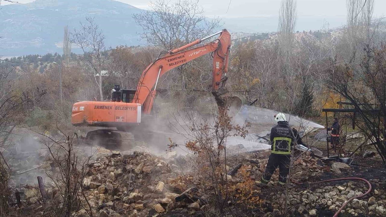 Karaman Ermenek’te sobadan çıkan yangında tek katlı ev kullanılamaz hale geldi