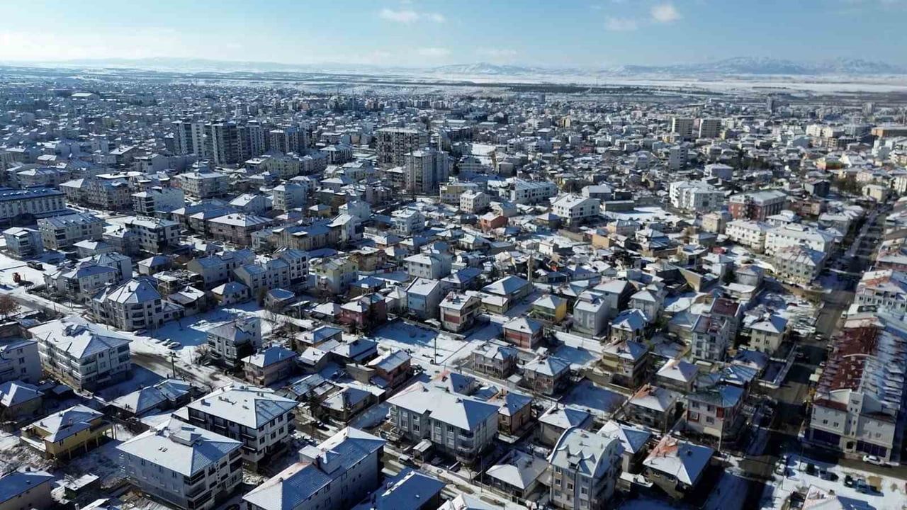 Karaman mevsimin ilk karıyla beyaza büründü: Sanayi esnafı ve vatandaşlar karın tadını çıkardı