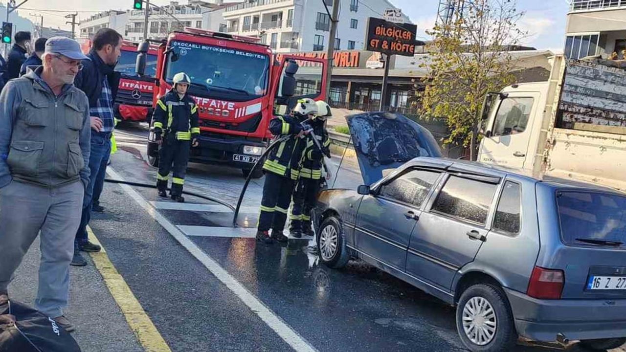 Karamürsel'de seyir halindeki otomobilin motorunda yangın, vatandaş ve itfaiye müdahalesiyle söndürüldü