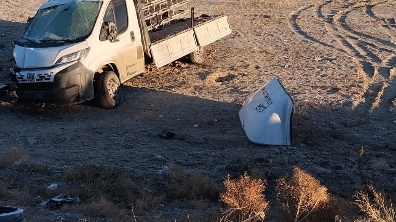 Karapınar’da kamyonet şarampole devrildi: sürücü yaralandı