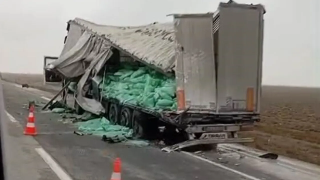 Karapınar'da seyir halindeki tır, bankette duran tırın dorsesine çarptı: 1 yaralı