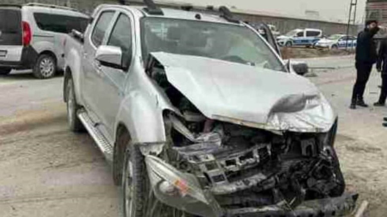 Karapınar'da tır ile kamyonetin çarpışması: 1 kişi yaralandı