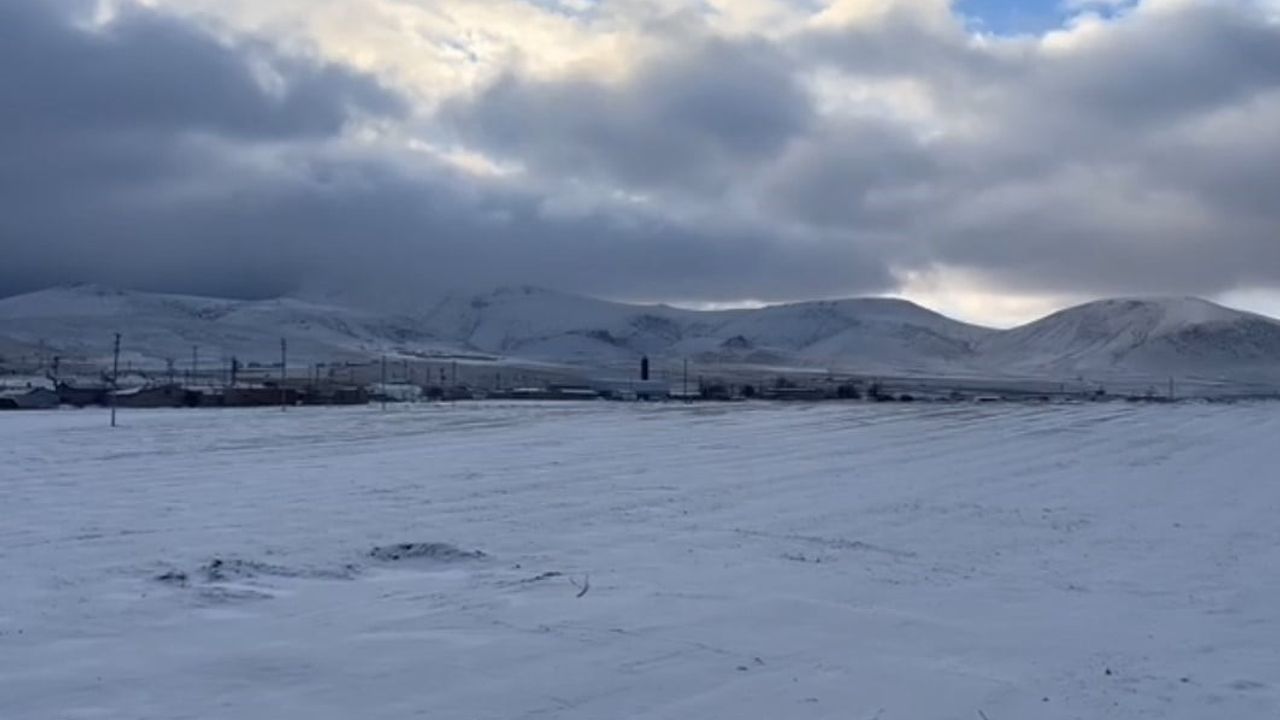 Karapınar'da uzun süredir beklenen kar yağışı ilçeyi beyaz örtüyle kapladı