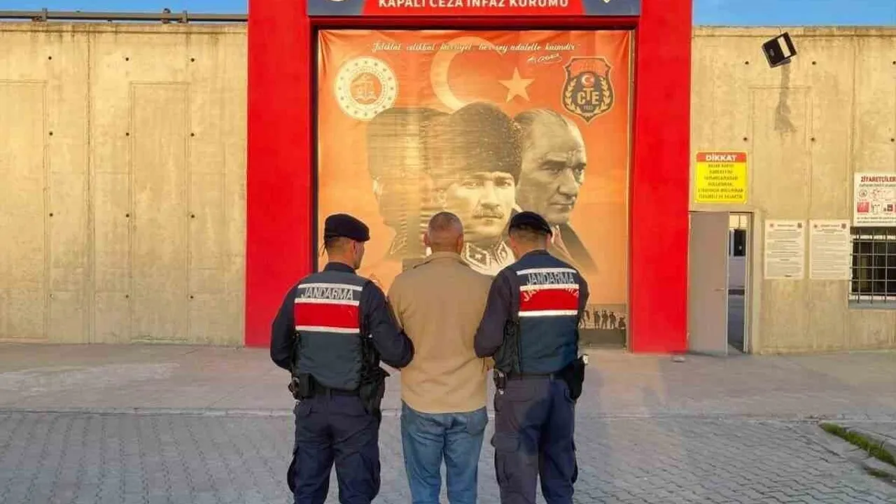 Karasu'da 42 ve 28 yıl kesinleşmiş hapis cezalarıyla aranan iki şüpheli jandarmaya yakalandı