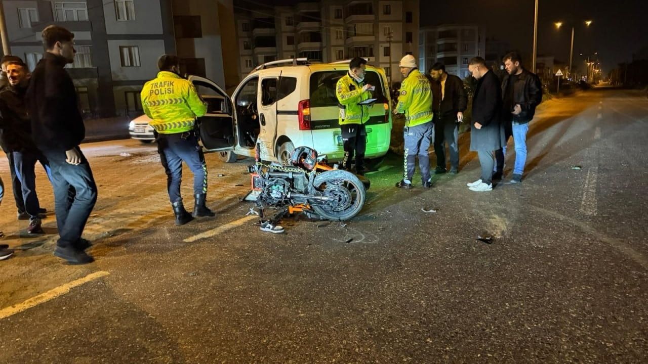 Karasu'da hafif ticari araçla motosiklet çarpıştı; sürücü ağır yaralandı