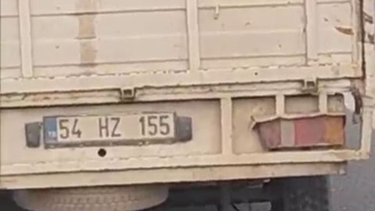 Karasu'da kamyonet kasasında yolculuk eden çocuğun görüntüleri tepki çekti