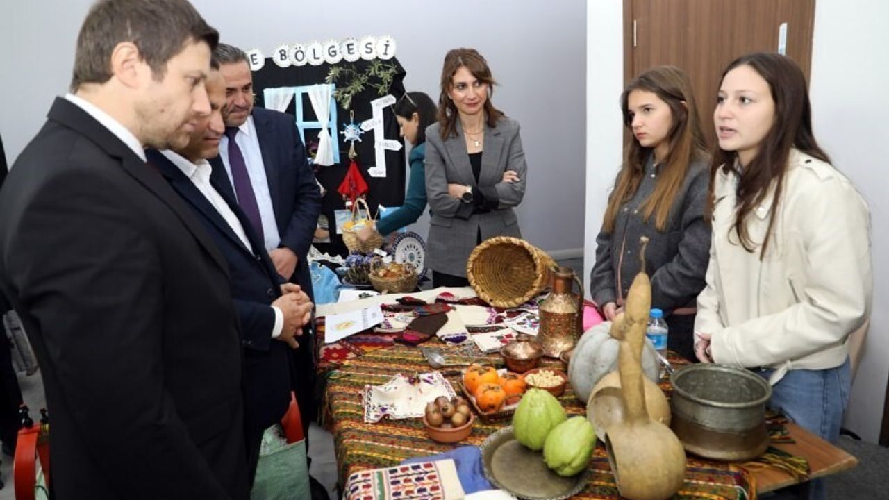 Karasu'da Yerli Malı Haftası: Öğrenciler Yöresel Ürün ve Yerli Teknolojilerini Sergiledi