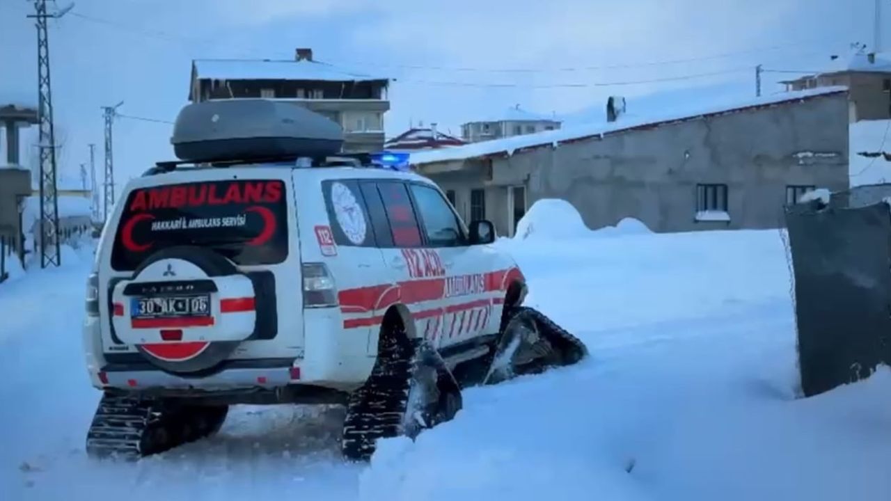 Kardan barikatları aşan UMKE: Yüksekova’da 8 yaşındaki çocuk hastaneye ulaştırıldı