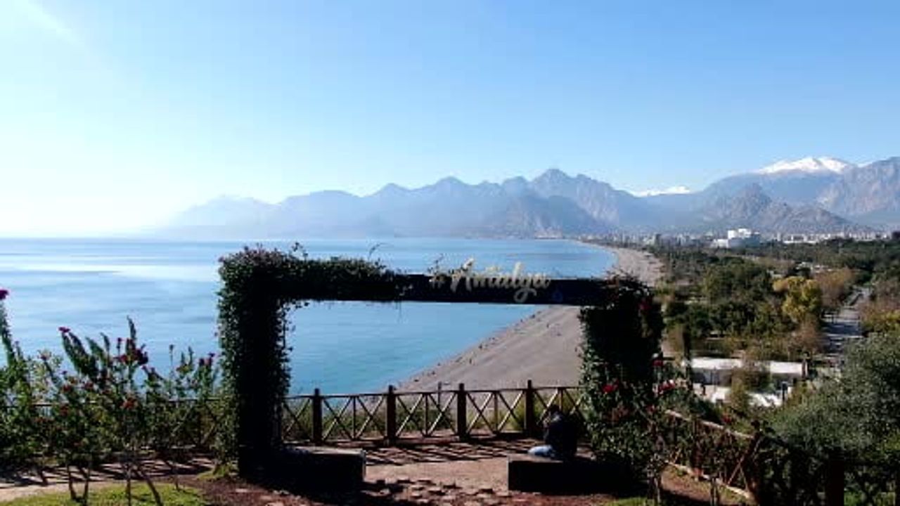 Karla mücadele sürerken Antalya'da Konyaaltı'nda deniz keyfi