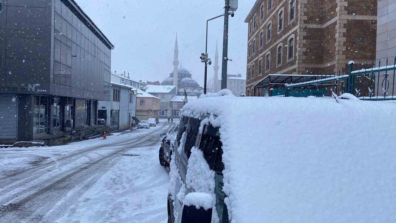 Karlıova beyaza büründü: Yüksek kesimlerde kar etkili oldu