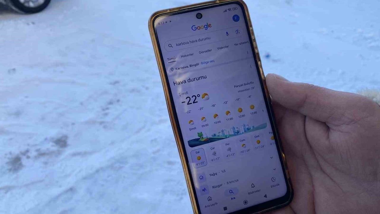 Karlıova'da Dondurucu Soğuk: Termometreler -22°C'yi Gösterdi, Çocuklar Karda Eğlendi