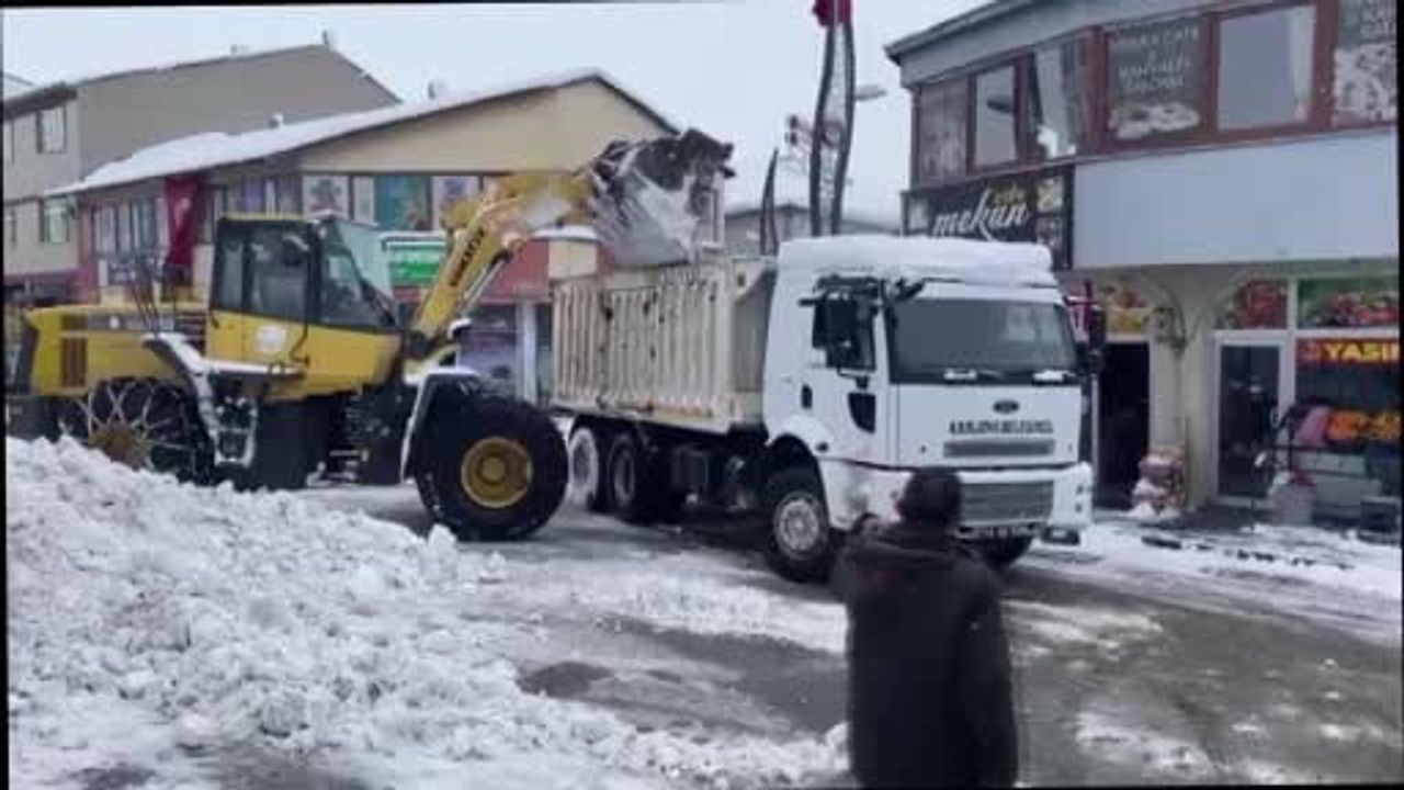 Karlıova’da karla mücadele başladı: Belediye ekipleri yolları açık tutmak için yoğun mesai yapıyor