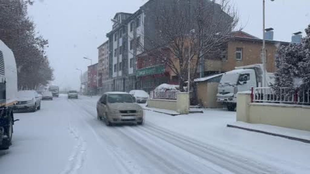Kars beyaza büründü: Meteoroloji uyarısının ardından kar yaşamı etkiledi