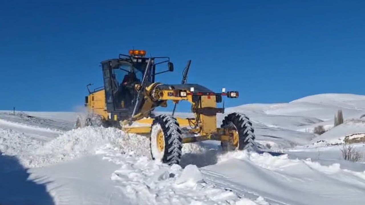 Kars’ta 81 köy yolu karla mücadele çalışmalarıyla yeniden ulaşıma açıldı