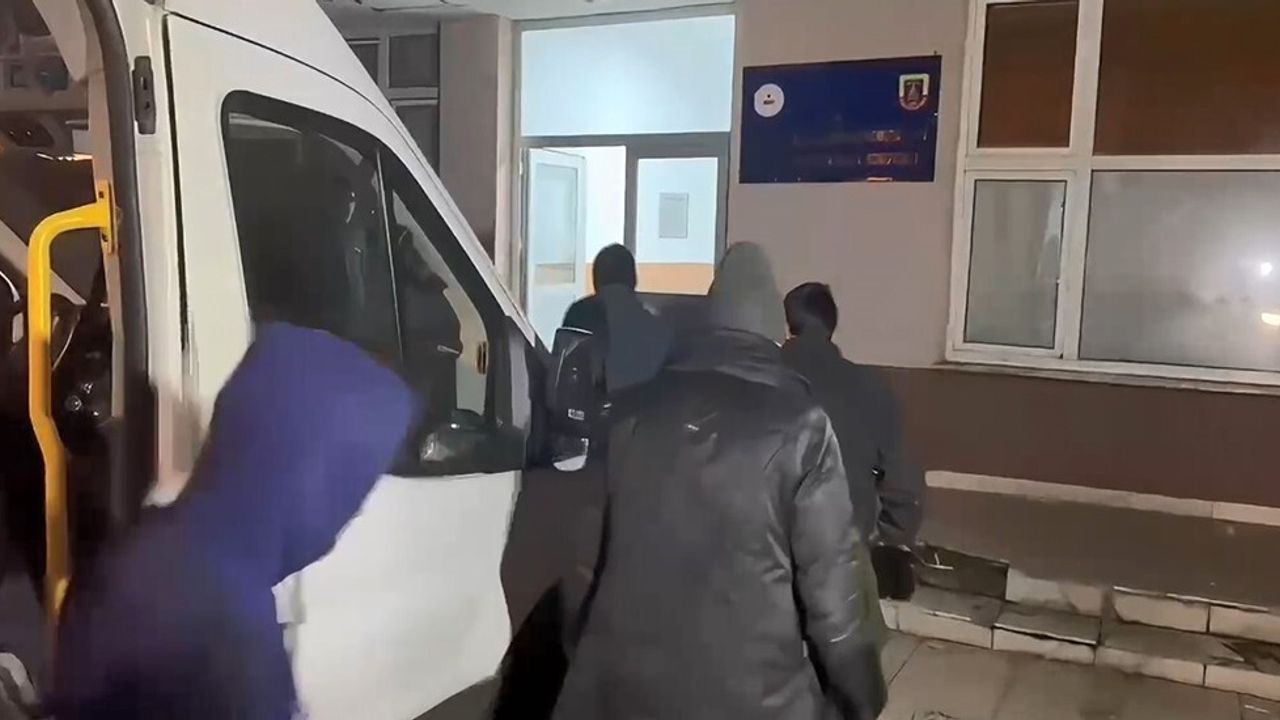 Kars’ta bagaja saklanan 28 Afgan uyruklu düzensiz göçmen Kağızman’da yakalandı, 3 organizatör tutuklandı