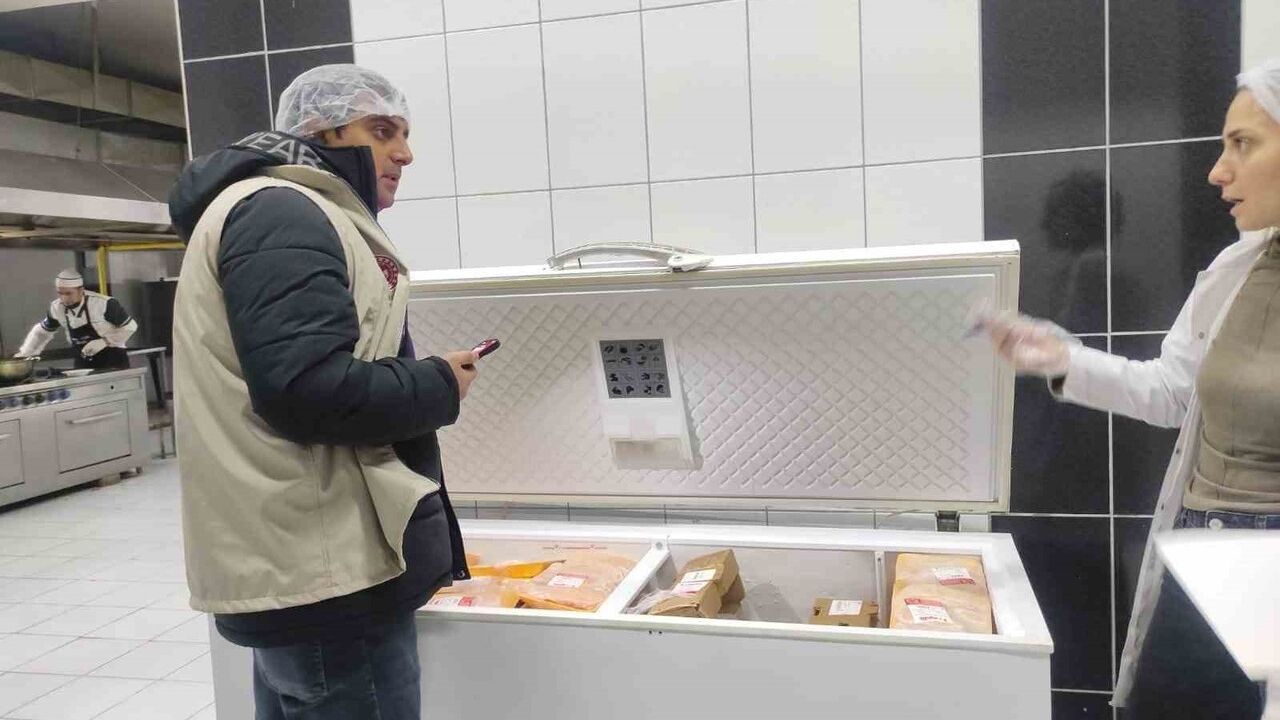 Kars’ta gıda denetimleri sürüyor: Yurtlar, okul kantinleri ve toplu tüketim işletmeleri kontrol ediliyor