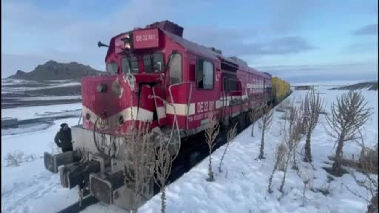 Kars’ta hemzemin geçitte tren-kamyon çarpışması: 1 kişi hayatını kaybetti